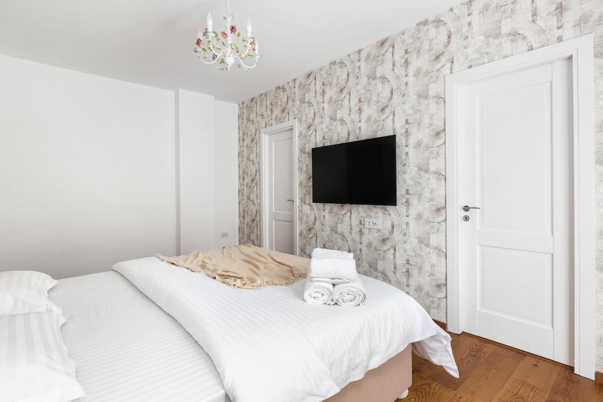 Peak Aparthotel - Old Town - By Cityhost Брашов Екстериор снимка