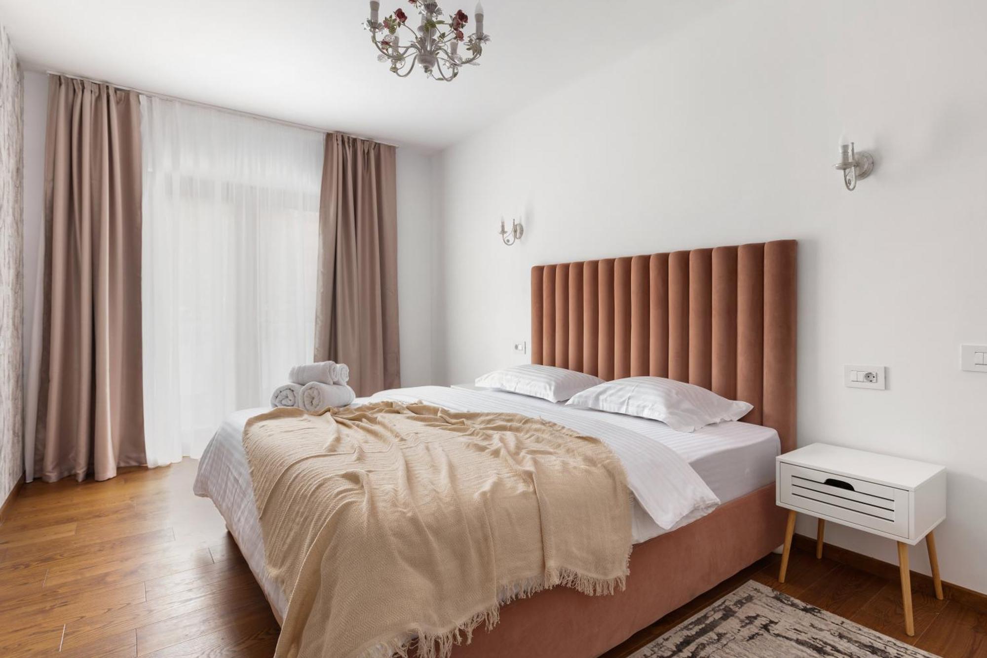 Peak Aparthotel - Old Town - By Cityhost Брашов Екстериор снимка