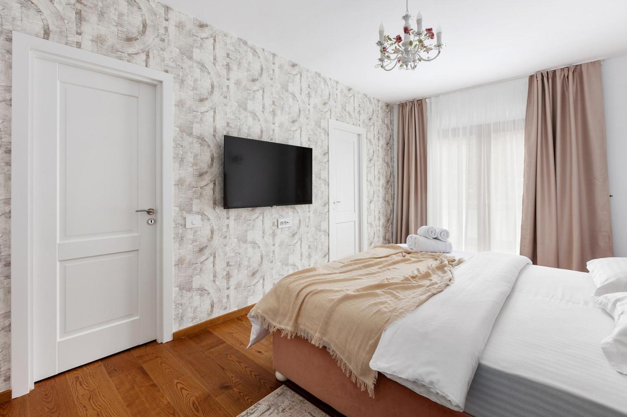 Peak Aparthotel - Old Town - By Cityhost Брашов Екстериор снимка
