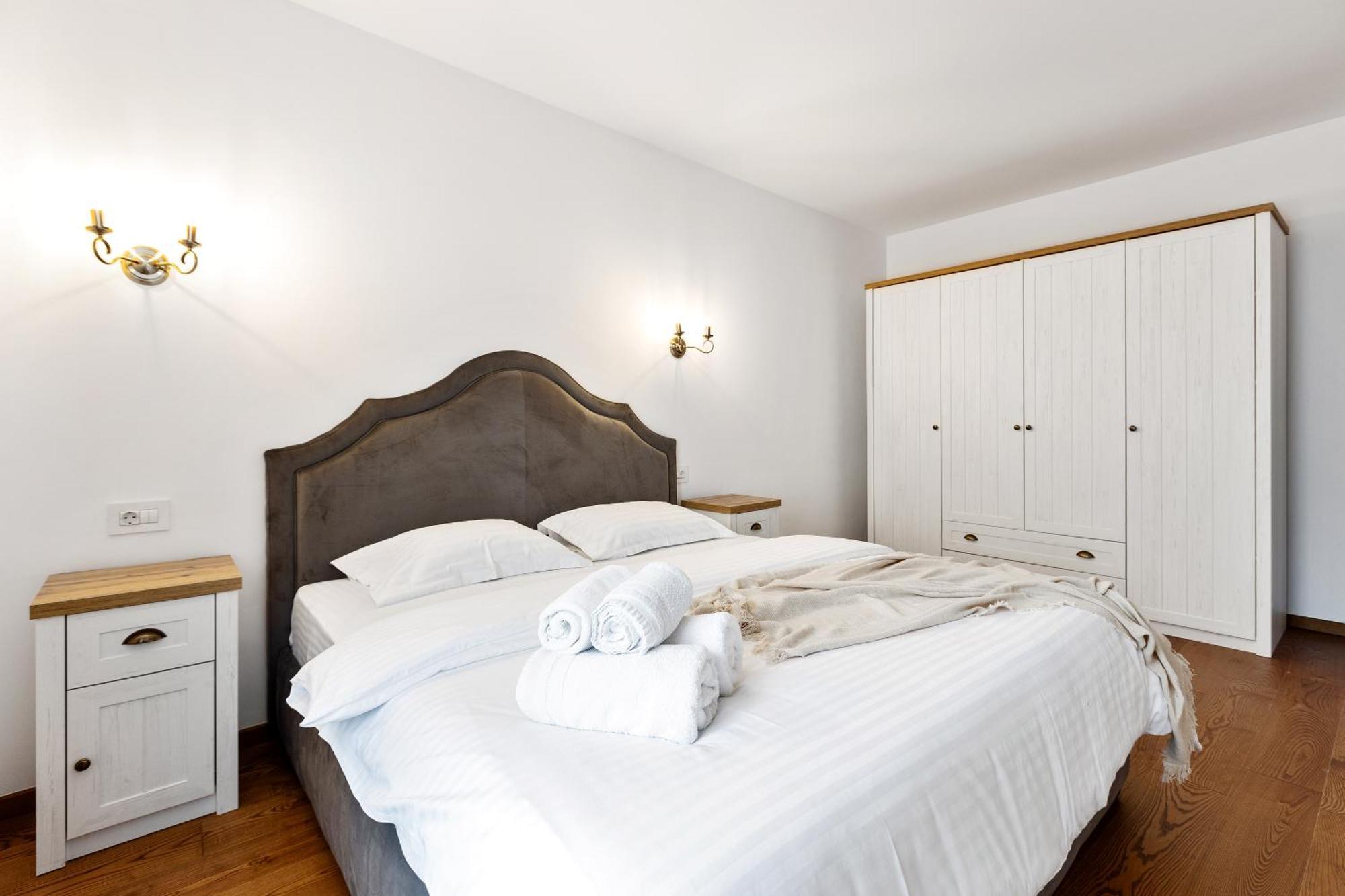 Peak Aparthotel - Old Town - By Cityhost Брашов Екстериор снимка