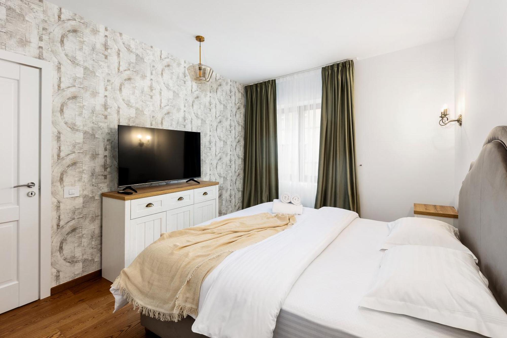 Peak Aparthotel - Old Town - By Cityhost Брашов Екстериор снимка
