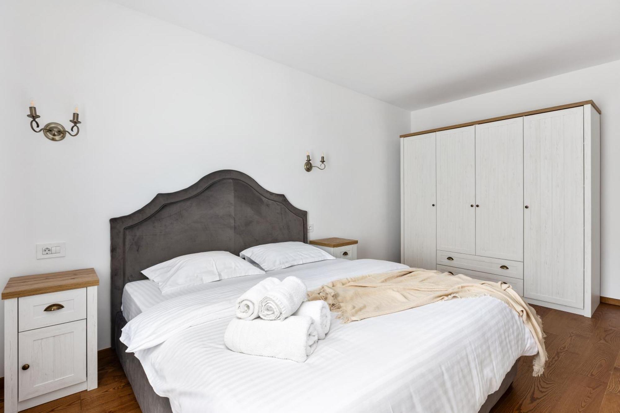 Peak Aparthotel - Old Town - By Cityhost Брашов Екстериор снимка