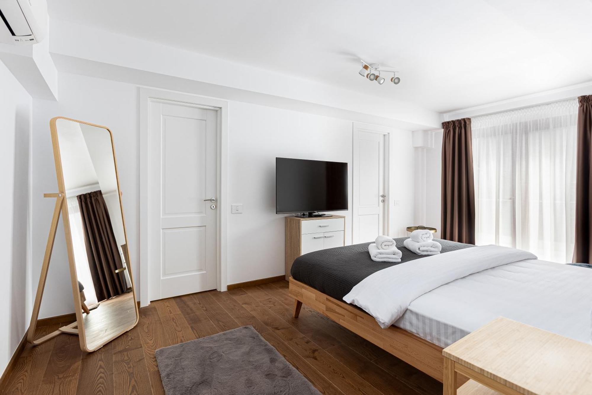 Peak Aparthotel - Old Town - By Cityhost Брашов Екстериор снимка
